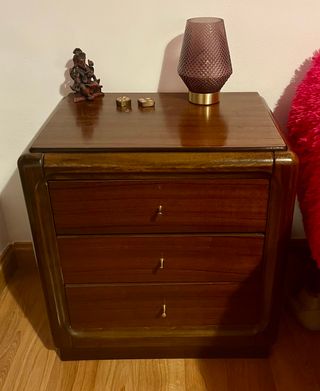Mesita de noche y cómoda de madera