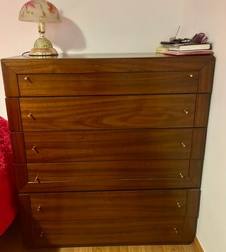 Mesita de noche y cómoda de madera