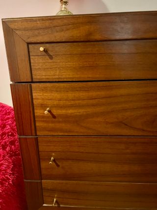 Mesita de noche y cómoda de madera