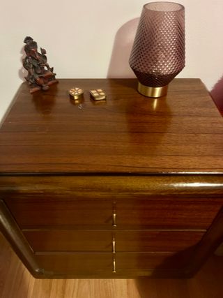 Mesita de noche y cómoda de madera