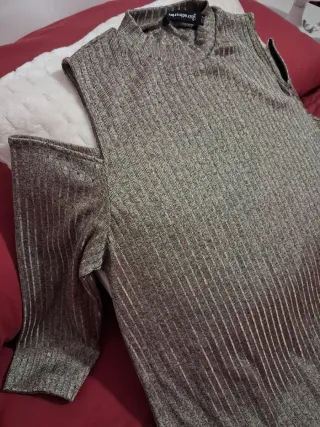 Blusa de color gris plateado de Stradivarius.