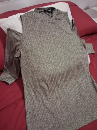 Blusa de color gris plateado de Stradivarius.