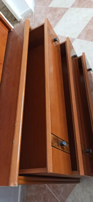 Mueble vitrina madera y cristal