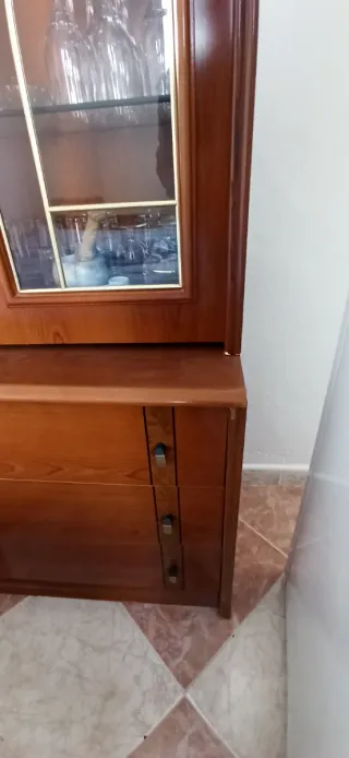 Mueble vitrina madera y cristal