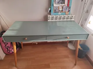 Escritorio de madera color verde azulado
