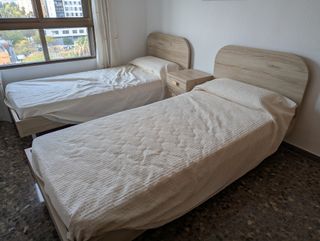 Conjunto 2 camas con colchón y mesita