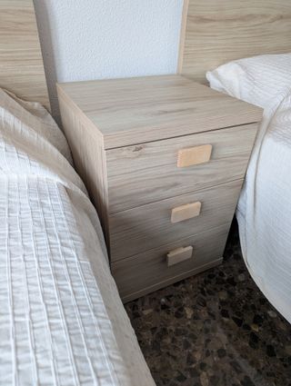 Conjunto 2 camas con colchón y mesita