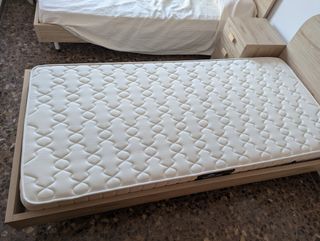 Conjunto 2 camas con colchón y mesita