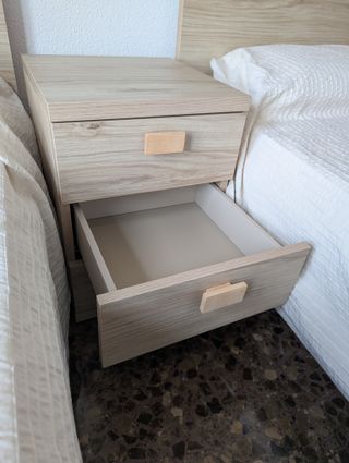 Conjunto 2 camas con colchón y mesita