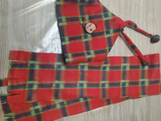 Sciarpa e cappello a quadri rossi 3 anni