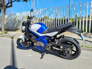 Suzuki Gladius 650 ABS Blanca y Azul