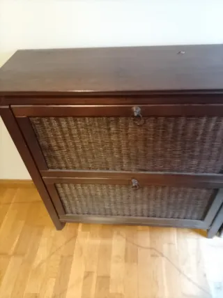 Escritorio rojo en buenas condiciones con estanter