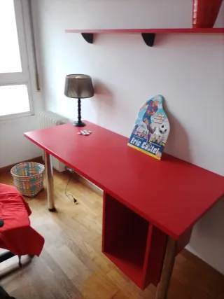 Escritorio rojo en buenas condiciones con estanter