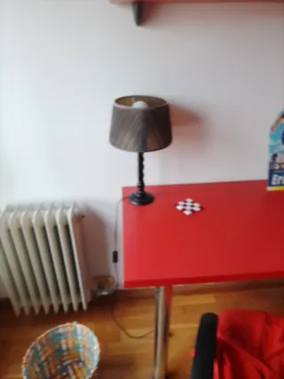 Escritorio rojo en buenas condiciones con estanter