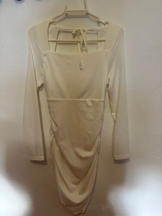 Vestido blanco entallado fino