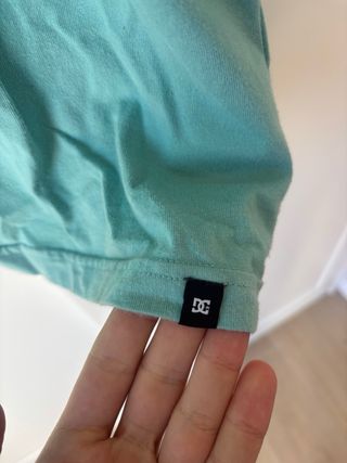 Camiseta DC color verde azulado con bolsillo