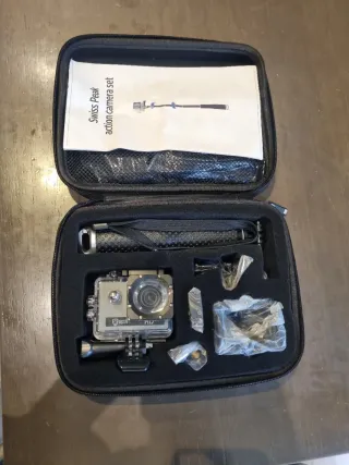 Cámara de acción Swiss Peak con accesorios