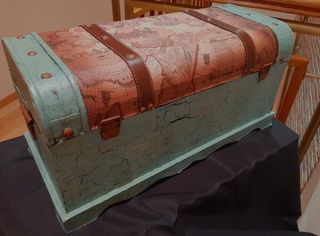 Baúl de madera de estilo vintage con mapa del mund