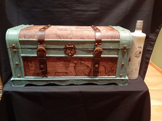 Baúl de madera de estilo vintage con mapa del mund