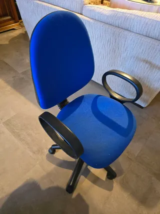 Silla de escritorio azul y negra