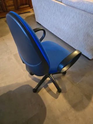 Silla de escritorio azul y negra