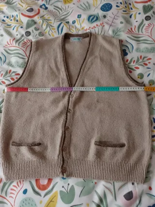 Chaleco de punto beige y marrón