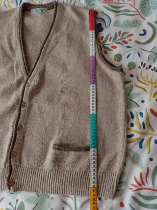 Chaleco de punto beige y marrón