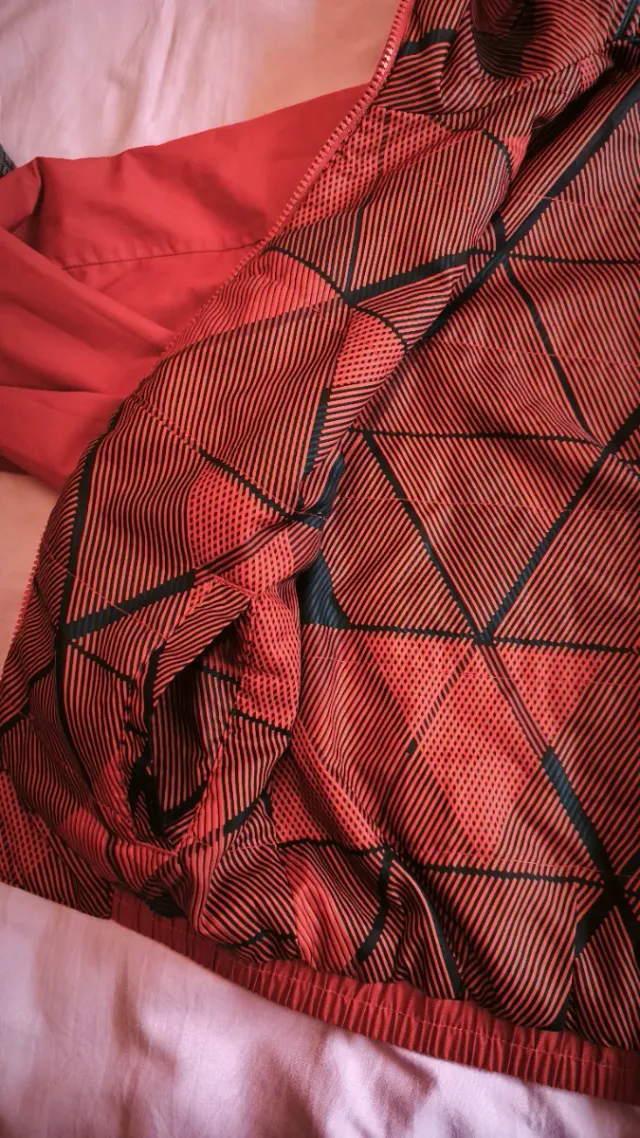 Chaqueta con capucha y estampado geométrico