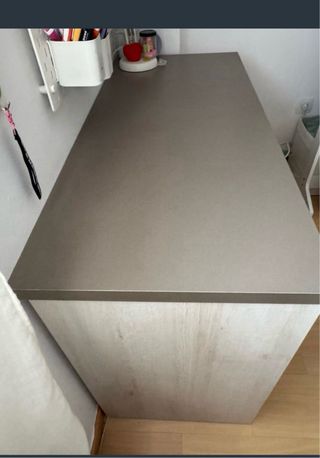 Escritorio de madera gris y blanco