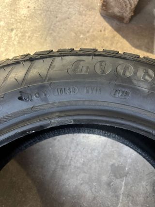 4 Neumático Goodyear Vector 4Seasons 215/55R17 94V