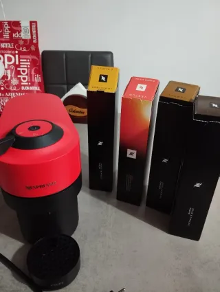 Cafetera Nespresso Roja + 26 cápsulas