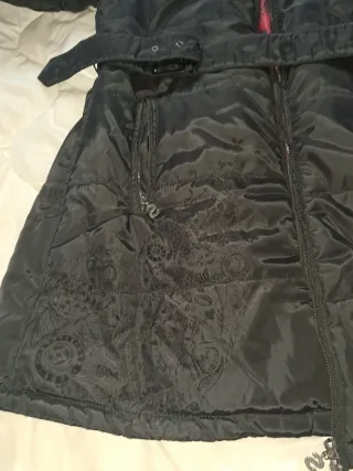 Abrigo Desigual Negro con Cinturón