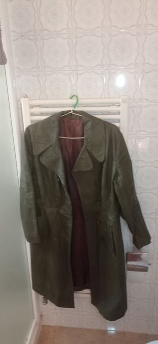 Gabardina de piel verde