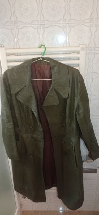 Gabardina de piel verde