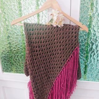 Chal de algodón orgánico marrón con flecos rosas