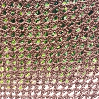 Chal de algodón orgánico marrón con flecos rosas