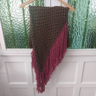 Chal de algodón orgánico marrón con flecos rosas