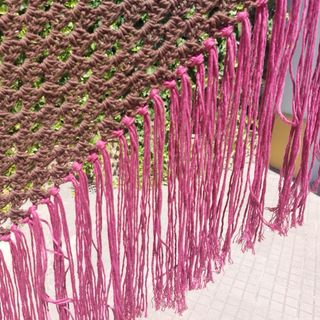 Chal de algodón orgánico marrón con flecos rosas