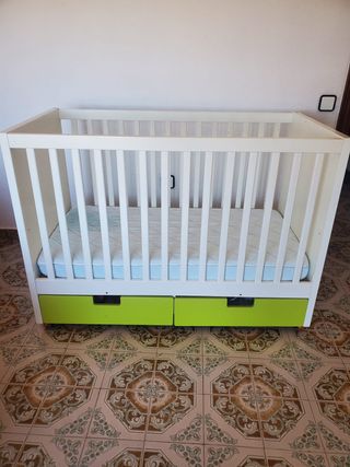 Culla per bambini bianca con cassetti verdi