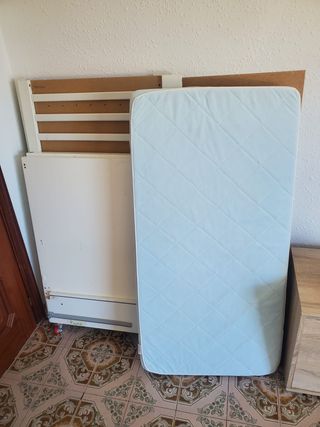 Culla per bambini bianca con cassetti verdi