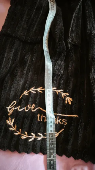 Bata negra con capucha y cinturón