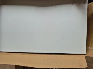 Azulejos blancos para baño o cocina pequeña.