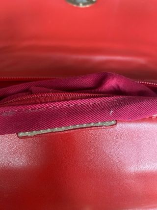 Bolso de piel rojo con detalles dorados