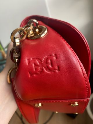 Bolso de piel rojo con detalles dorados