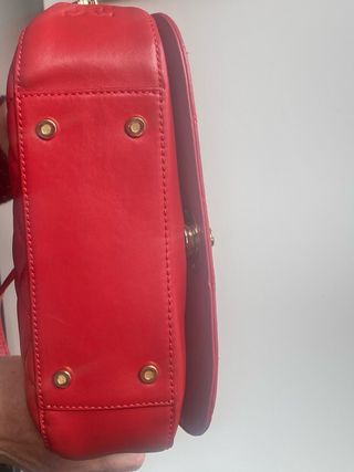 Bolso de piel rojo con detalles dorados