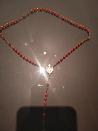 Rosario antiguo de cuentas coral