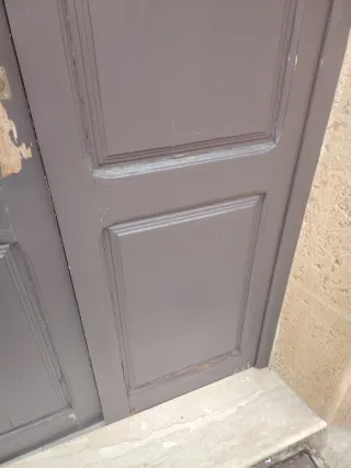 Puerta doble de madera oscura
