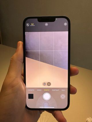 iPhone 13 256 GB + cargador original.