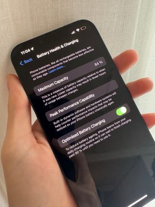 iPhone 13 256 GB + cargador original.