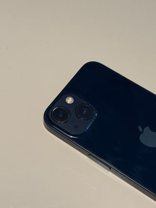 iPhone 13 256 GB + cargador original.